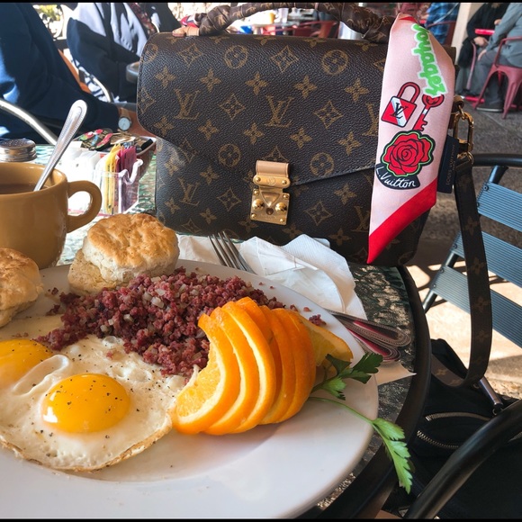 $1750 Louis Vuitton Pochette Métis with Twilly - Picture 3 of 8